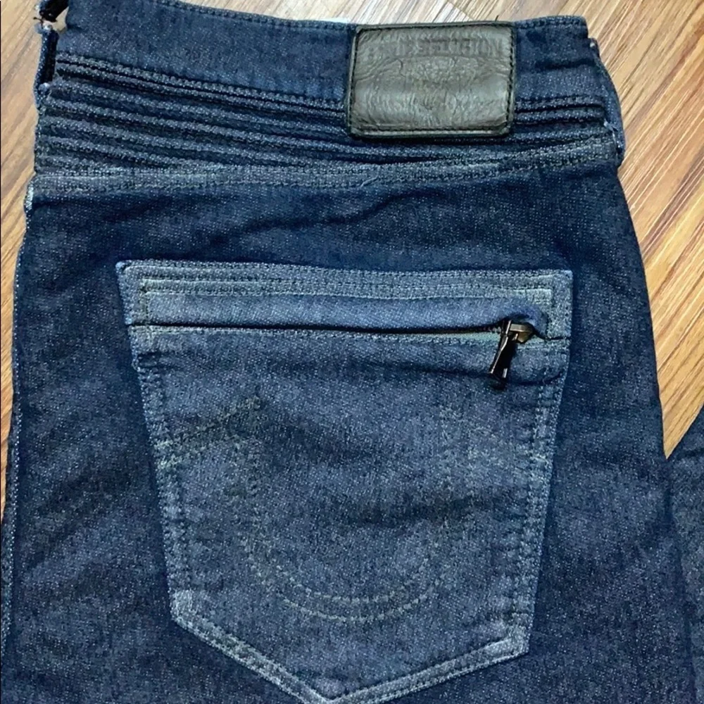 True Religion “Rocco” Relaxed Skinny Men (34)